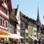 Lo más increíble es lo bien conservada que está, sobre todo sus impresionantes fachadas con frescos y entramados de madera. Además, la ciudad cuenta con uno de los monasterios mejor conservados de la Edad Media, una fortaleza, una iglesia…...