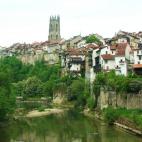 Se trata de una ciudad medieval ubicada en un promontorio de piedra y bañada por el río Sarine. En su momento la ciudad tuvo una muralla de dos kilómetros de la que queda poco. Pero lo que sí se puede disfrutar todavía es su espectacular ca...