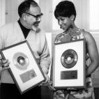 La cantante Aretha Franklin y el productor Jerry Wexler junto al disco de oro por el single I Loved A Man (The Way I Love You) en 1967 en Nueva York.