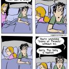 - El beb&eacute; se ha dormido otra vez. - Te llev&oacute; un rato. 48 minutos para ser exactos. - ... - Est&aacute;s viendo Juego de tronos sin m&iacute;. - Perd&oacute;n. El beb&eacute; est&aacute; enganchado.