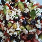 Con solo seis ingredientes esta riqu&iacute;sima ensalada mediterr&aacute;nea es ideal para refrescarse al sol. Puedes leer la receta completa en Cookpad.