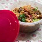 Porque el no tener tiempo para cocinar no est&aacute; re&ntilde;ido con comer sano. Esta ensalada de pasta con tomates, d&aacute;tiles, queso de cabra, lechuga, at&uacute;n, pimiento rojo, huevo duro y pepinillos es una opci&oacute;n perfecta pa...