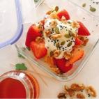 No todos los tuppers tienen por qu&eacute; ser salados. El dulce tambi&eacute;n es una opci&oacute;n, m&aacute;s a&uacute;n si se trata de algo tan sano como fruta y yogur. Solo necesitas siete ingredientes para hacer esta receta, cons&uacute;lt...