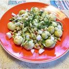 Patatas, garbanzos, jud&iacute;as redondas, guisantes, pimienta rosa y r&aacute;bano rosa son algunos de los ingredientes que hacen falta para esta delicioso plato. Puedes aprender a hacerlo aqu&iacute;.