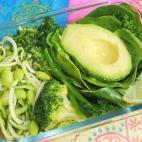 Que no te suste el verde. Esta ensalada adem&aacute;s de fresca, es san&iacute;sima y sencilla de hacer. Para hacerla solo hacen falta calabac&iacute;n, edamame, espinacas, kale, aguacate, br&oacute;coli, lima, cilantro y albahaca. Encontrar&aac...