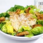 Esta variable de la cl&aacute;sica ensalada es f&aacute;cil de hacer y adem&aacute;s est&aacute; buen&iacute;sima. Para elaborar el pollo marinado solo hacen falta solomillos de pollo, ajo, lim&oacute;n, aceite de oliva, tomillo fresco y sal. Co...