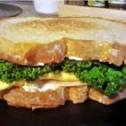 Nada del manido s&aacute;ndwich mixto. Esta opci&oacute;n con kale, tortilla, pavo y queso de untar est&aacute; riqu&iacute;sima y es facil&iacute;sima de hacer. &iquest;Quieres saber c&oacute;mo? Aprende a hacerlo en Cookpad.
