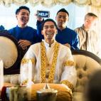 Un silencioso grito de ayuda de los amigos del novio.