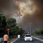 Los bomberos tratan de extinguir un incendio en Penteli, al norte de Atenas.