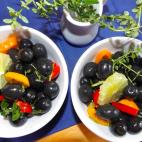 Las aceitunas son el aperitivo ideal mientras se cocina y adem&aacute;s, se pueden aderezar con lo que tengamos en la nevera. &iquest;Qu&eacute; tal con pimientos y lima? Pru&eacute;balo con esta receta.