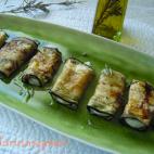 Para preparar este sabroso y sano entrante solo hacen falta una berenjena grande, un rulo de queso de cabra, sal, aceite de oliva virgen extra, romero fresco y pimienta. Sigue la receta completa en CookPad.