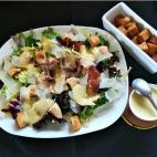 Esta receta tiene una variable importante, como el detalle de que las anchoas no est&aacute;n picadas, el pan de ajo o su deliciosa salsa con huevo, vinagre de manzana, lim&oacute;n, salsa perris y aceite. Consulta todos los ingredientes ne...