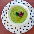 Si pensabas que todo el salmorejo llevaba tomate, te equivocabas. Este es de aguacate, hojas verdes y manzanas. Prueba a acompa&ntilde;arlo con d&aacute;tiles para potenciar el contraste dulce/&aacute;cido. Consulta la receta completa en CookPad.