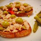 Para preparar la escalivada hacen falta pimiento rojo, verde, berenjena y una lata de bonito. Consulta el resto de ingredientes con lo que acompa&ntilde;ar esta deliciosa tosta aqu&iacute;.