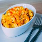 Si pensabas que los macarrones solo pod&iacute;an hacerse con tomate estabas muy equivocado. La crema de leche, dos tipos de queso y la carne molida de esta receta no tienen nada que envidiarle a la cl&aacute;sica bolo&ntilde;esa. Aprende a hace...