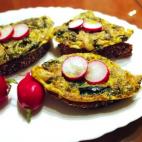 Para hacer esta ex&oacute;tica tortilla hacen falta huevos, alga Wakame, una cebolla morada, rabanitos, aceite de oliva, pimienta negra, mejorana, sal gruesa gris y pan de centeno. El resultado es delicioso. Aprende a hacerla aqu&iacute;.