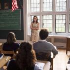 Al final de la primera parte Rory (Alexis Bledel) encontraba trabajo como periodista, pero esta imagen hace sospechar que ahora pueda ser profesora. ¿Será de literatura? Los apuntes sobre Jane Eyre pueden ser una gran pista.