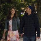 ¡Luke (Scott Patterson) y Lorelai (Lauren Graham) siguen juntos! En el último capítulo emitido acababan dándose un beso, dejando a los espectadores soñando con que empezaban una vida juntos. Esta foto desde luego confirma esa teoría. Nueve...