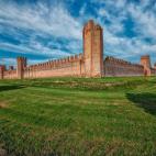 Quienes entran en Montagnana traspasando su muralla aseguran que visitar este pueblo es como hacer un viaje en el tiempo. De hecho, su muralla medieval es una de las mejor conservadas de toda Europa. Además, sus dos castillos y su catedral gót...