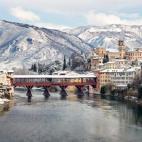 Este precioso pueblo entre montañas es especialmente conocido por la producción de grappa, una bebida típica de la región del Véneto creada a partir de orujo de la uva. Su patrimonio artístico es asombroso y sólo dando un paseo por su cas...