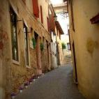 Este pueblo medieval no deja de sorprender por su imponente castillo medieval y su muralla, ambas realmente bien conservadas. Aunque la parte amurallada de Castelfranco Véneto es realmente pequeña y el casco histórico lo forman unas pocas cal...