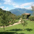 Si lo que buscas es paz, tranquilidad y naturaleza, Recoaro Terme es el lugar idóneo. Este pequeño pueblo en un valle al pie de los Dolomitas es famoso por sus aguas minerales, utilizadas en balnearios desde hace siglos. El ambiente que se res...