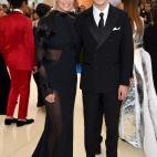 La modelo Yolanda Hadid y su hijo Anwar Hadid