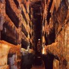 Las catacumbas de San Calixto fueron descubiertas en 1819 y suponen el mayor complejo funerario cristiano que se conozca hasta el momento. A lo largo de 10 kil&oacute;metros y cuatro pisos de altura se ubican las galer&iacute;as en las que est&a...