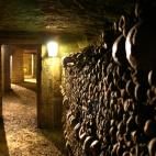 Bajo el suelo de Par&iacute;s yacen millones de cad&aacute;veres dispuestos en las paredes y columnas de las catacumbas a 20 metros bajo tierra. El osario de la capital francesa est&aacute; formado por montones de huesos de parisinos que eran en...