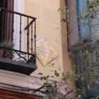 Una placa en la calle de las Huertas número 18 recuerda el lugar "donde dijo vivir Miguel de Cervantes". Actualmente, el edificio es un restaurante (en la siguiente imagen).