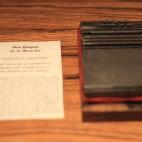 Réplica de la primera hoja del capítulo primero del Quijote. A la derecha, se encuentra la forma o tabla metálica donde se han ido colocando las letras y demás grafías a modo de puzle para su posterior impresión, tal y como explica José F...