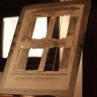 Para evitar manchones de tinta en las páginas, se ponía esta superficie —llamada frasqueta— entre las placas metálicas y el papel.