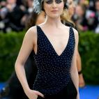 Durante toda la temporada de premios, la actriz ha reivindicado el papel de la mujer en la alfombra roja llevando pantalones y trajes sastre, algo digno de aplauso. Aqu&iacute; complement&oacute; su pantal&oacute;n de Altuzarra (dise&ntilde;ador...