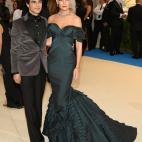 Ponte un vestido y ponte a&ntilde;os. Por muy acompa&ntilde;ada del creador del mismo que fuera, Katie Holmes no estaba en su salsa (ni en la de la fiesta) con este dise&ntilde;o de Zac Posen. Nada que ver con Kawakubo, ni de lejos.