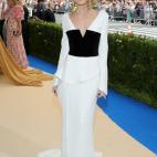 La actriz de Girls suele ser una de las mejor vestidas de las alfombras, pero aqu&iacute; patina: por la forma del vestido, la estructura, el largo (sobra), el tama&ntilde;o (tambi&eacute;n sobra)&hellip; El maquillaje y el pelo, con e...