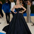 Un &aacute;ngel de Victoria's Secret est&aacute; guapa con cualquier cosa. Eso es as&iacute;. Pero este vestido (m&aacute;s princesismo, m&aacute;s) no hace justicia a Candice: parece una Barbie de los a&ntilde;os noventa con es cintura diminuta...