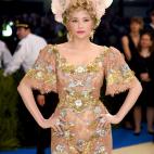 Entre Frida y Mar&iacute;a Antonieta. Los rizos rubios con las flores, el encaje con los dorados... Poco Kawakubo, claramente.