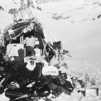 Los supervivientes descansan en la cola del avi&oacute;n siniestrado rodeados del equipaje que pudieron salvar.