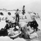 Los supervivientes alternaban entre tomar el sol durante el d&iacute;a, cuando se pod&iacute;a, y guarecerse cuando las temperaturas ca&iacute;an muy por debajo de cero durante la noche.