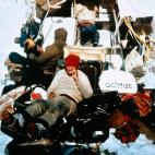 Algunos supervivientes posan en la cola del avi&oacute;n tras el accidente.