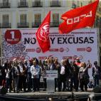 Los l&iacute;deres sindicales cantan La Internacional tras la lectura del manifiesto por el Primero de Mayo.