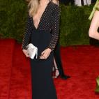 Cara Delevingne, en la gala de 2013 La velada homenajeaba a la influencia del punk en la moda y la modelo lo bord&oacute; con un vestido de escotazo y tachuelas de Burberry Prorsum.