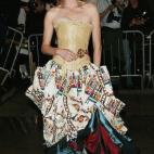 Amber Valetta, en la gala de 2004 El tema de la noche era Moda y muebles en el siglo XVII y la modelo decidi&oacute; tom&aacute;rselo MUY literalmente.