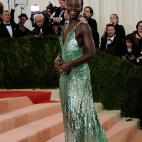 Lupita Nyong&rsquo;o, en la gala de 2016 La fiesta celebraba la uni&oacute;n de moda y tecnolog&iacute;a y se ve que Lupita quiso apostar por la t&eacute;cnica m&aacute;s avanzada para mantener en perfecto equilibrio ese peinado. Aunque al verl...