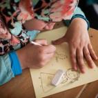 Zainab, de 15 años, en las clases de dibujo del campo.