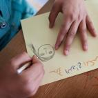 "Matrimonio precoz", se lee en este otro dibujo.