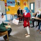 Omaima atiende a una de sus alumnas.