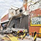 La polic&iacute;a investiga el edificio de Prosegur, que ha sufrido graves da&ntilde;os durante el robo.
