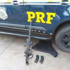 Fotograf&iacute;a cedida por la Polic&iacute;a Rodovi&aacute;ria Federal brasile&ntilde;a de un fusil incautado con municiones.