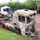 Un cami&oacute;n quemado en las inmediaciones de la empresa Prosegur, objetivo del ataque.